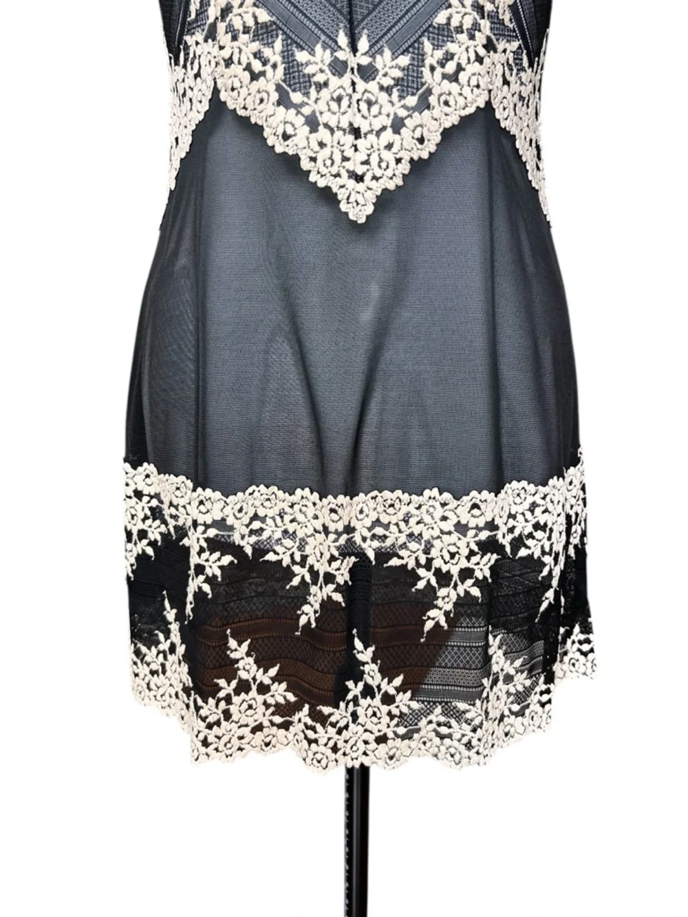 Wacoal EUC Embrace Lace Chemise in Black and Cream Size M